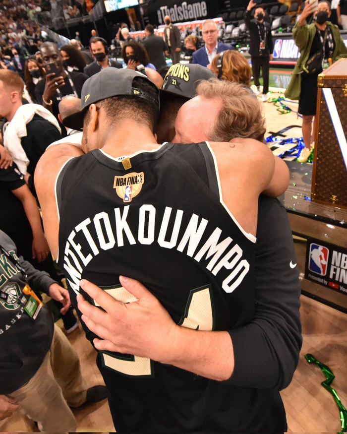 社区盾赛程吃紧，密尔沃基雄鹿冲刺阶段临场应变，更衣室稳定，更衣室氛围转暖的简单介绍